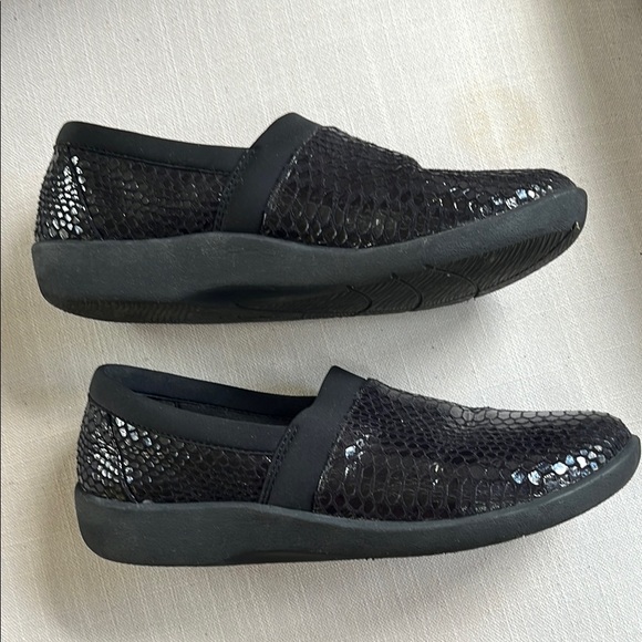 Clarks Black Slip on Black Snake Skin Shoes Size 8.5 - Picture 2 of 5